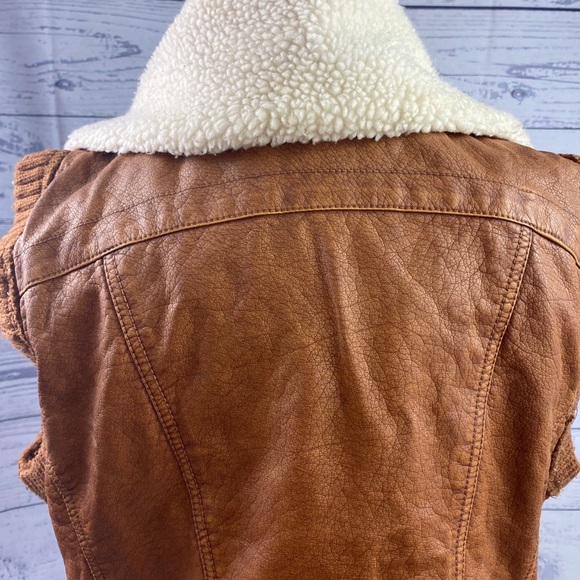 Faux leather tan vest with Sherpa lining - Picture 5 of 8